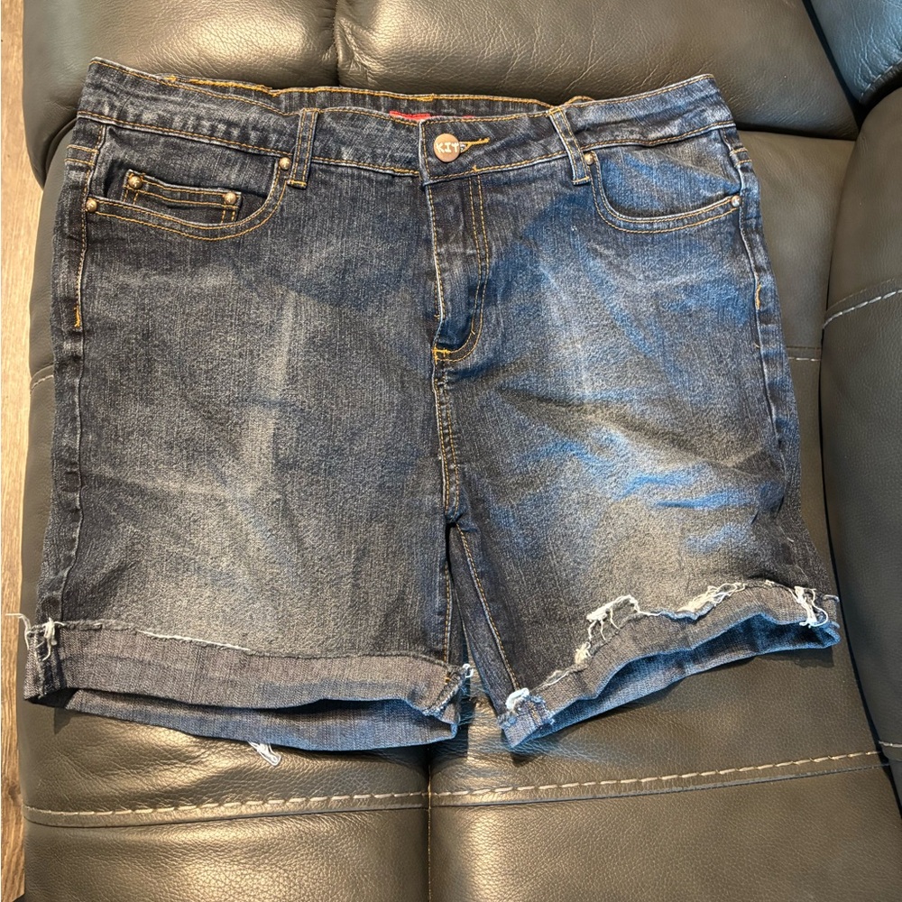 Women’s Jean shorts 🩳 cuffed 
Size 15/16
Smokefree and great shape